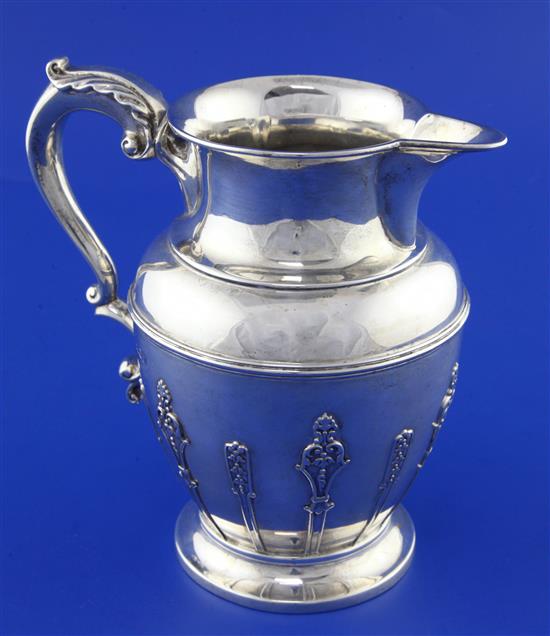 A late Victorian silver jug by Goldsmiths & Silversmiths Co, 17.5 oz.